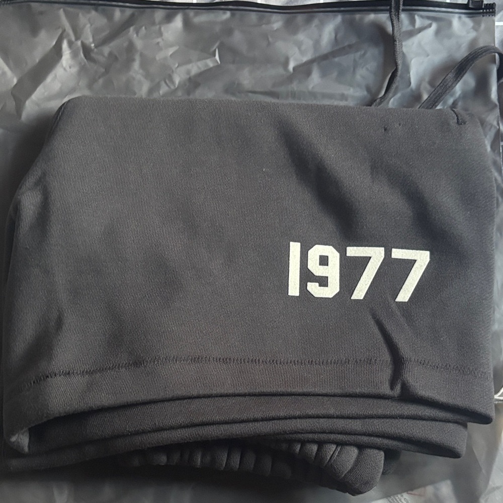 Charcoal Sweat shorts 1977 Essentials